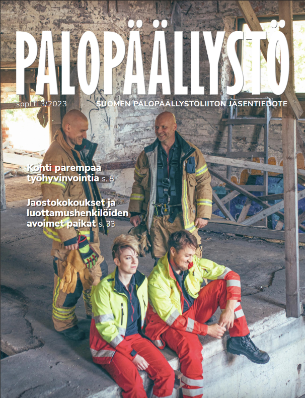 Palopäällystö-lehden kansi 3-2023. Nimi: Palopäällystö. Kuvassa neljä ihmistä pelastajan ja ensihoitajan vaatteissa.