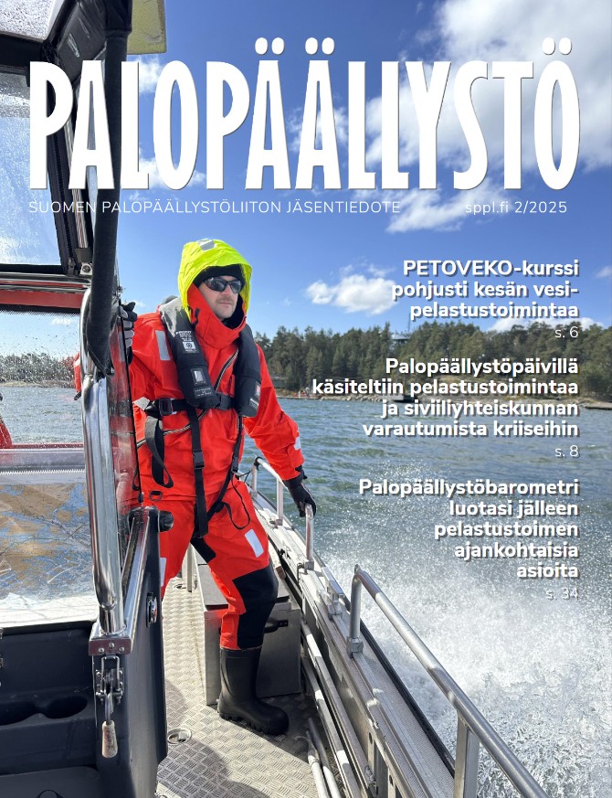 Palopäällystö-lehti 2-2025. Kansikuvassa mies liikkuvan veneen kannella.