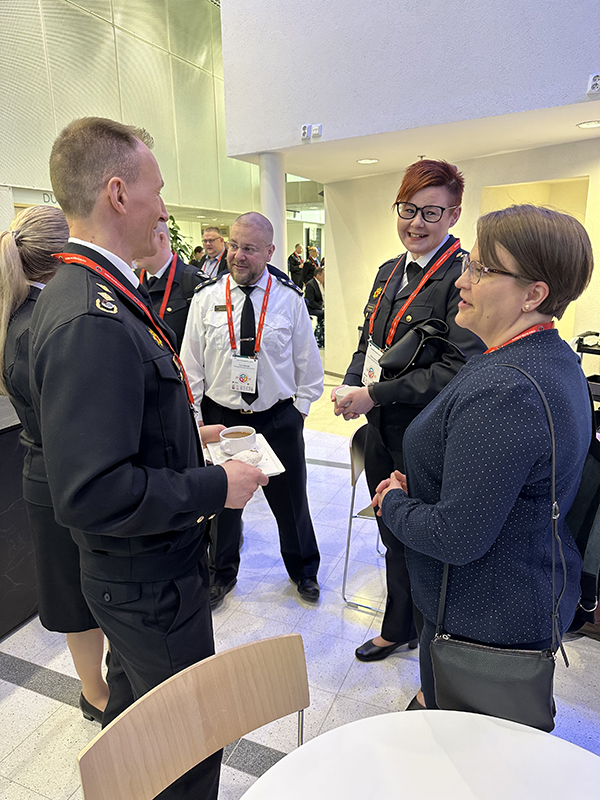 Palopäällystöpäiville osallistuvia juttelevat keskenään väliajalla.