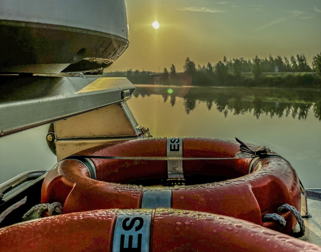 Kaksi pelastusrengasta veneen kannella.