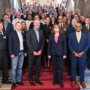 FEU-delegaatit ryhmäkuvassa.