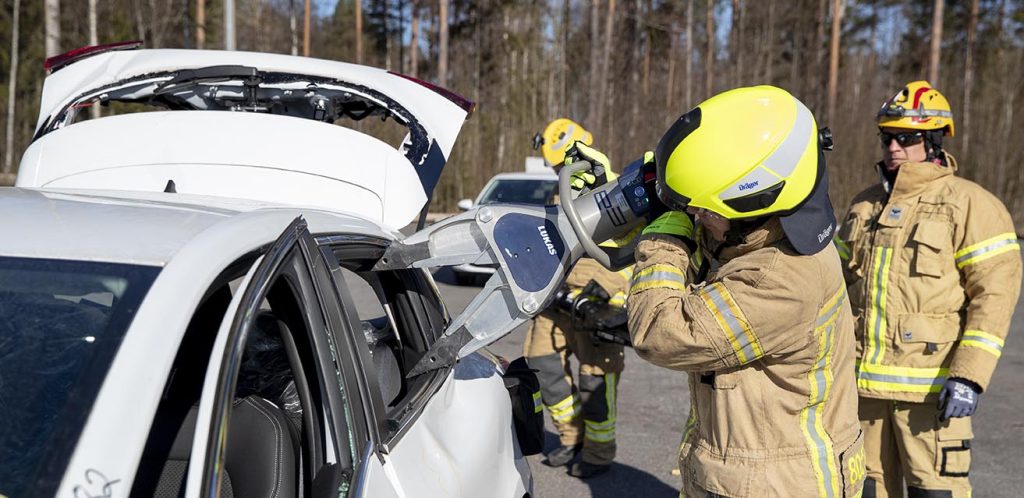 Pelastaja harjoittelee levittimen käyttöä auton avaamisessa.