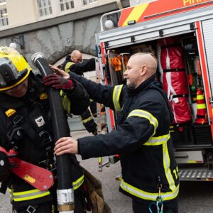 Pelastajia paloauton luona pukemassa päälleen sammutusasuja.